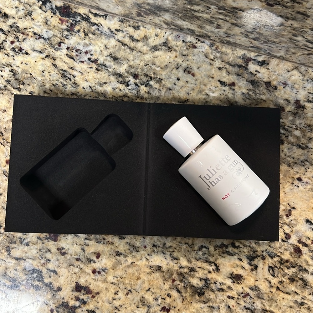 Juliet Has a Gun Not a perfume - Picture 4 of 9